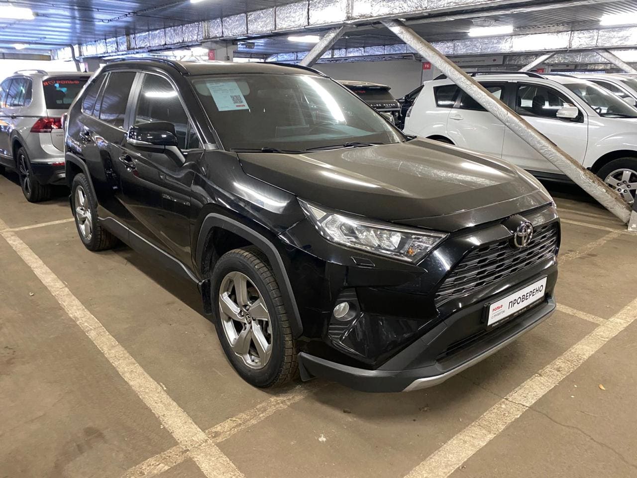 Фото - Черный кроссовер Toyota в автосалоне или на стоянке.