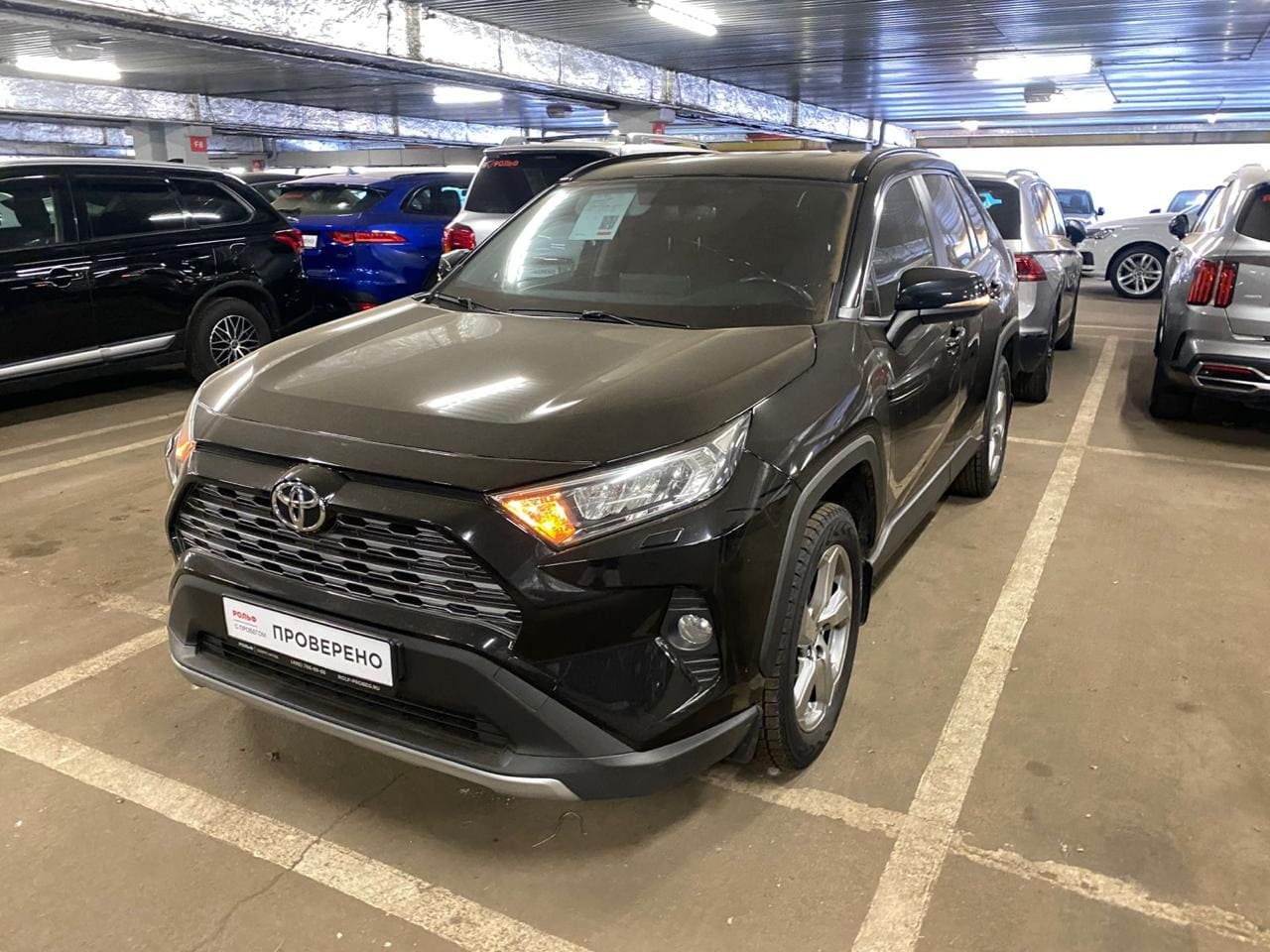 Фото - Автомобиль Toyota в автосалоне или на парковке.