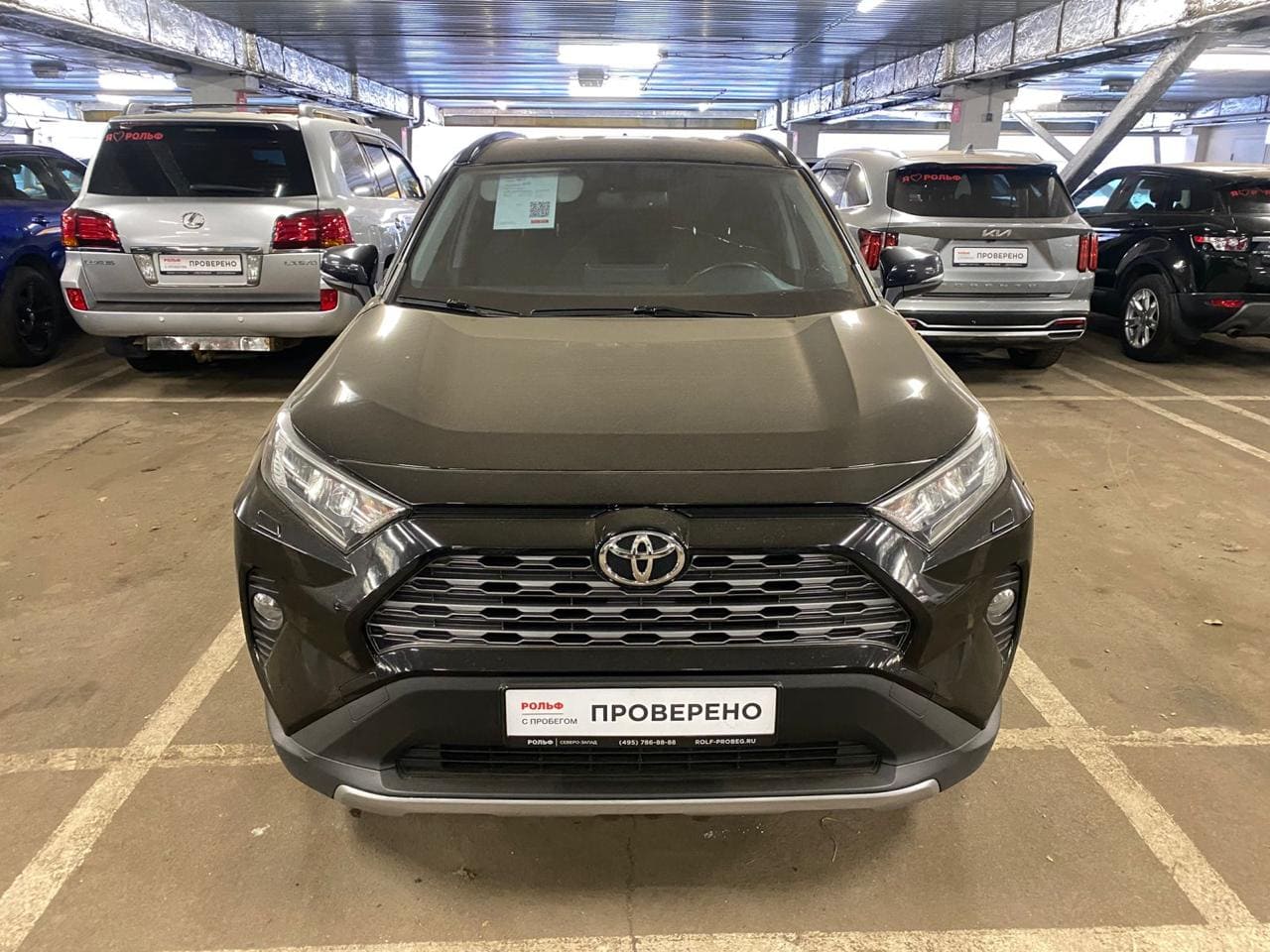 Фото - Автомобиль Toyota в гараже среди других машин.