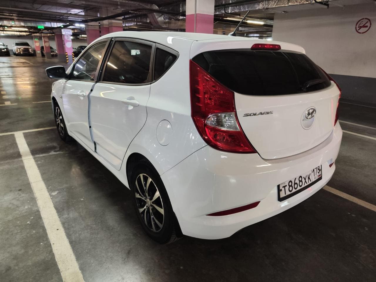 Фотография - Белый автомобиль Hyundai Solaris на парковке в подземном гараже