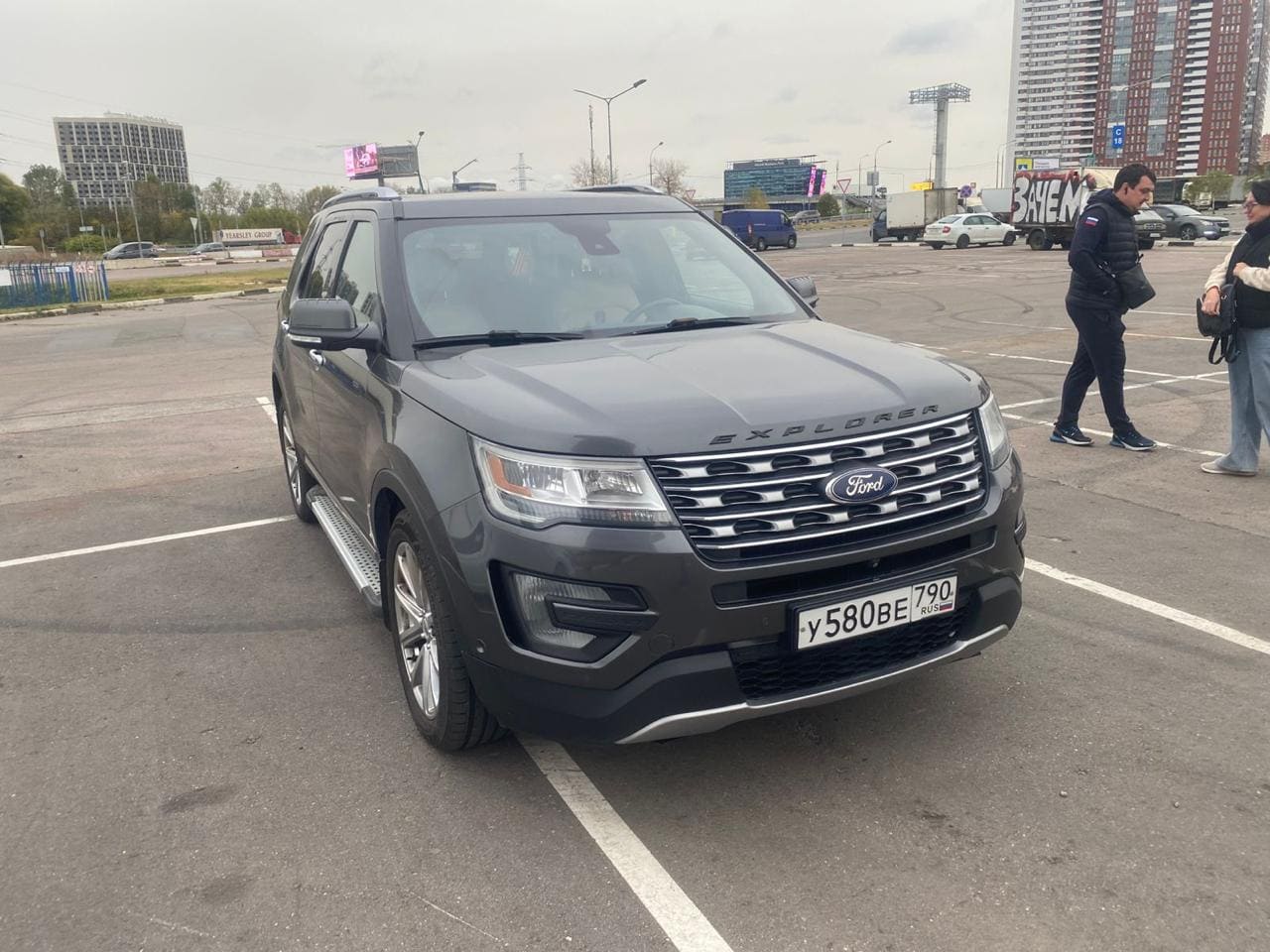 Фотография - Серый автомобиль Ford Explorer на парковке в городе