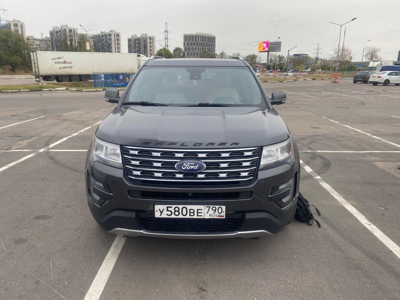 Фотография - Ford Explorer на парковке