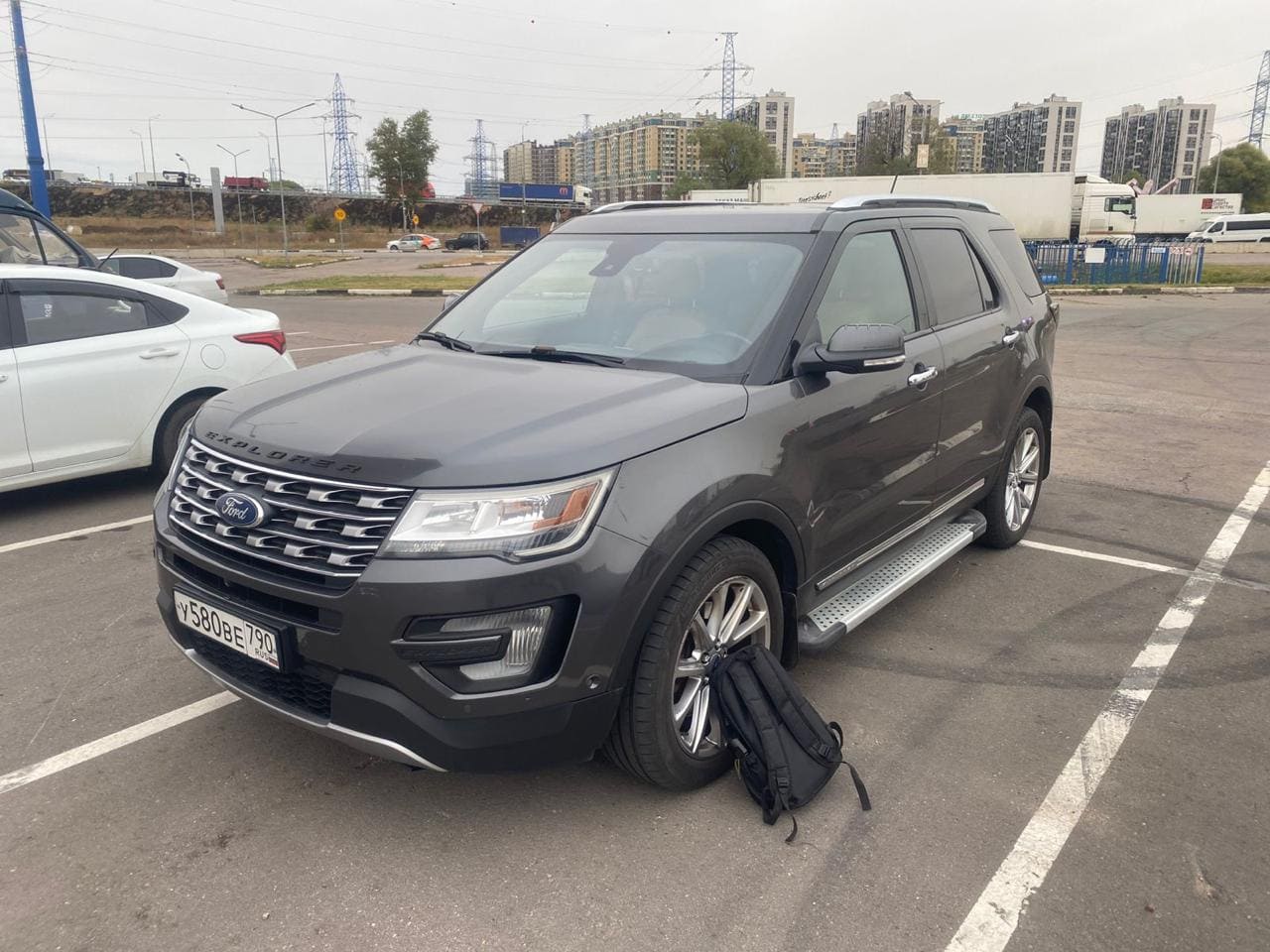 Фотография - Черный внедорожник Ford Explorer на парковке
