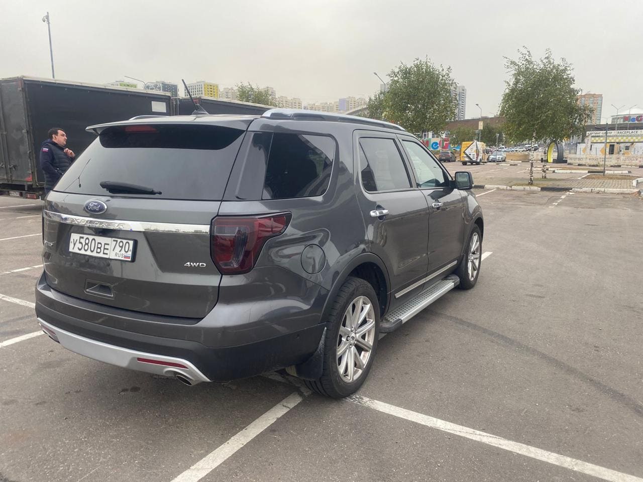 Фотография - Черный автомобиль Ford Explorer сзади на парковке