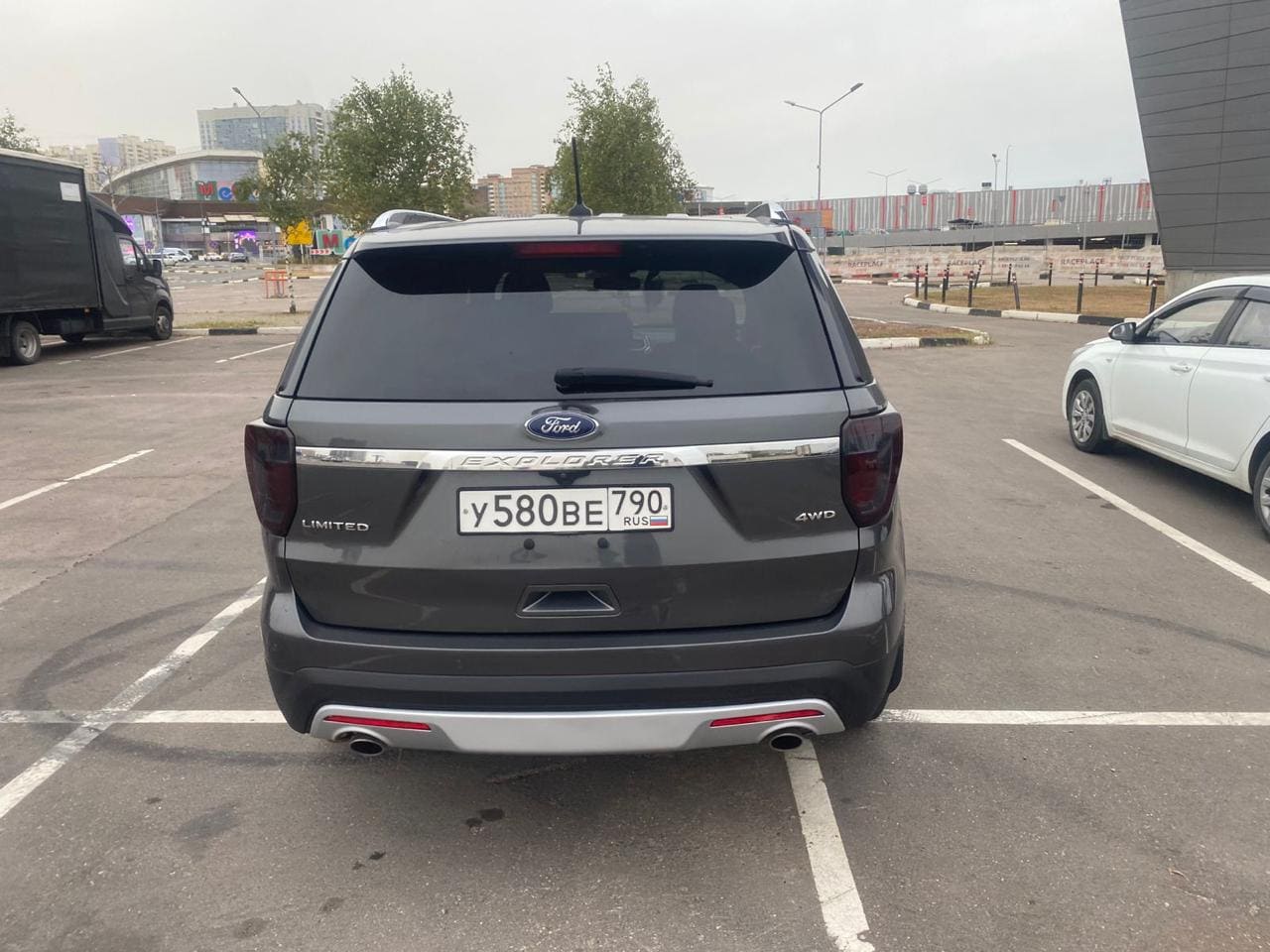 Фотография - Черный автомобиль Ford Explorer на парковке