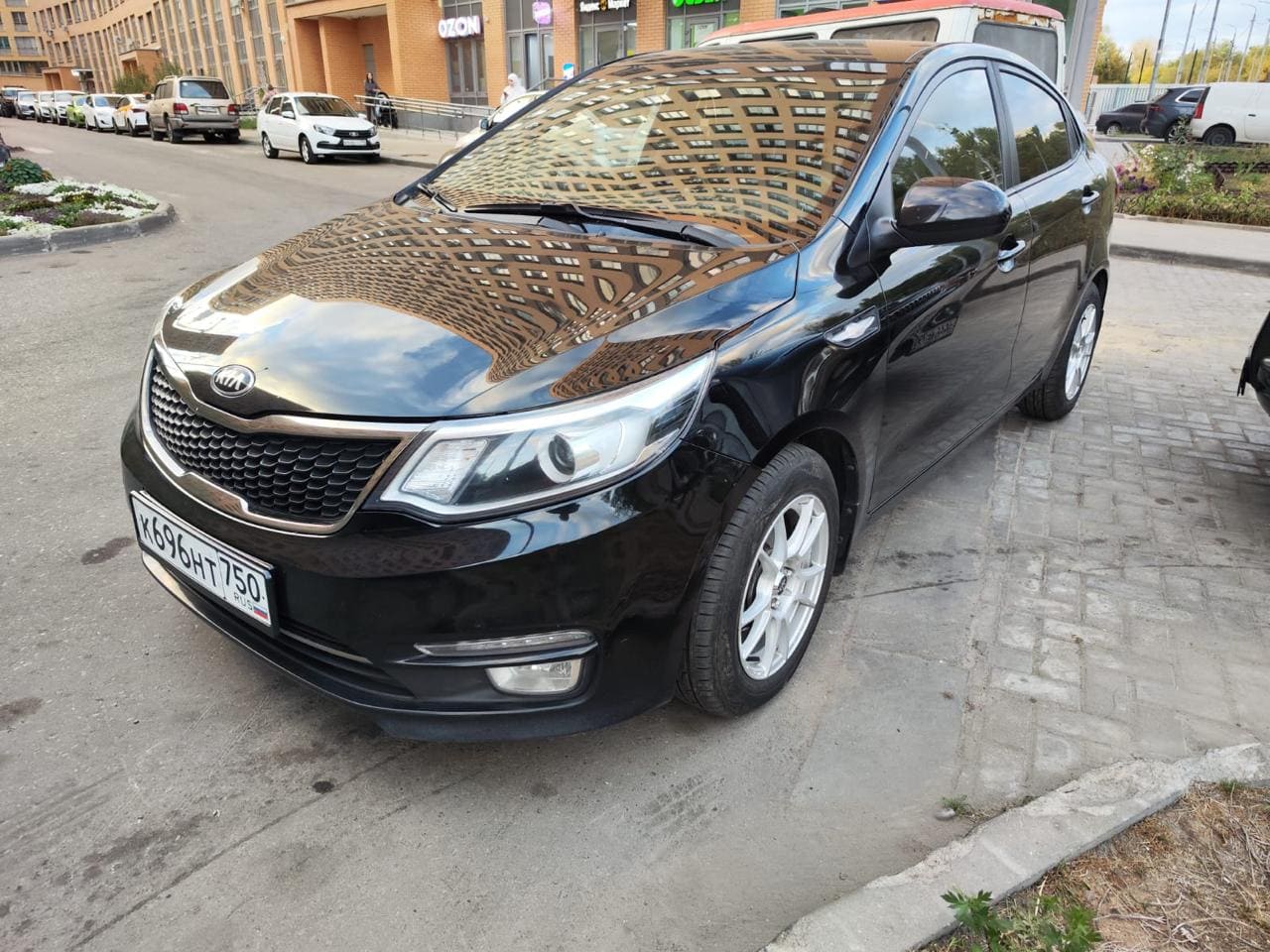Фотография - Черный автомобиль Kia с сеткой на капоте