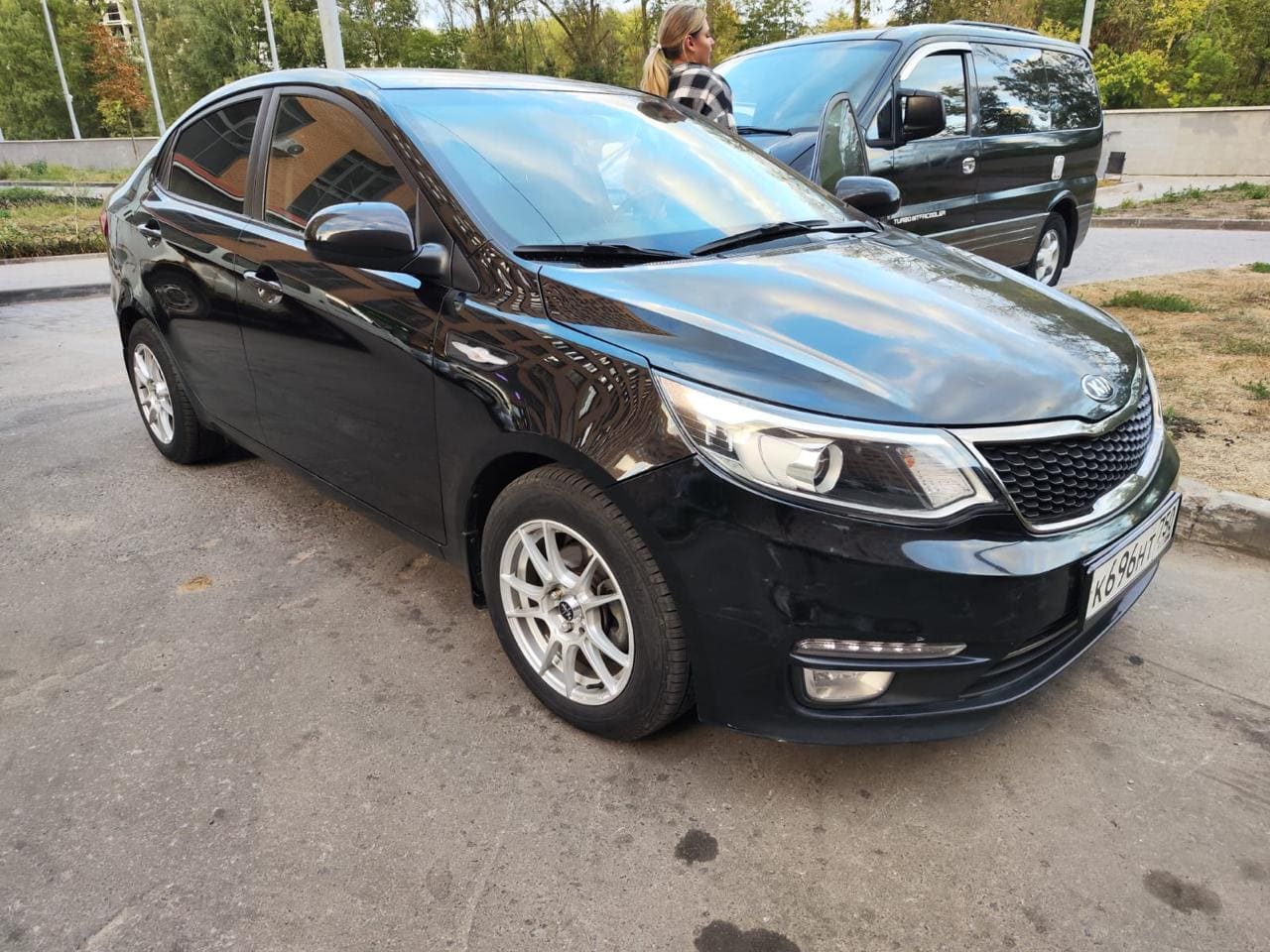 Фотография - Черный автомобиль марки Kia на стоянке