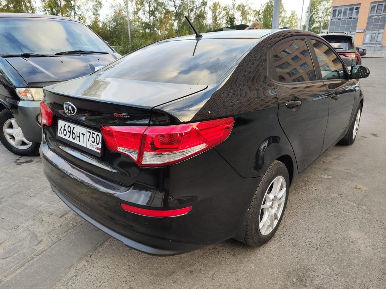 Фотография - Черный автомобиль KIA на парковке