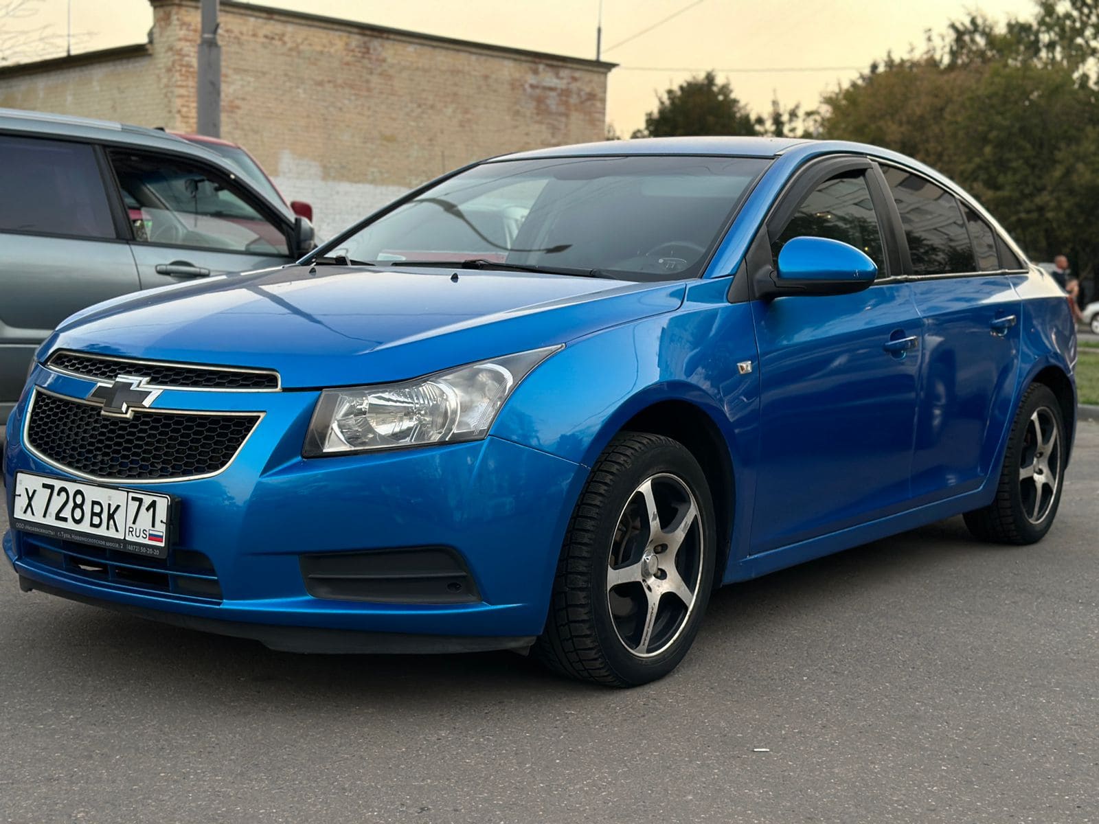 Фотография - Синий автомобиль Chevrolet на улице