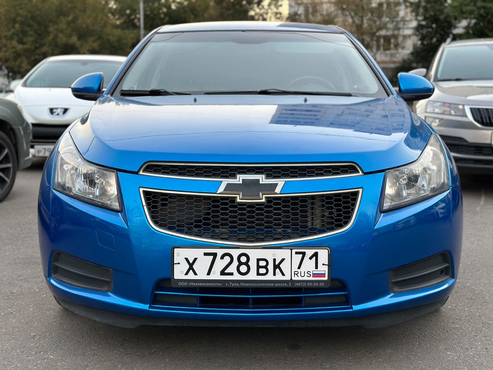 Фотография - Синий автомобиль Chevrolet с российскими номерными знаками на парковке