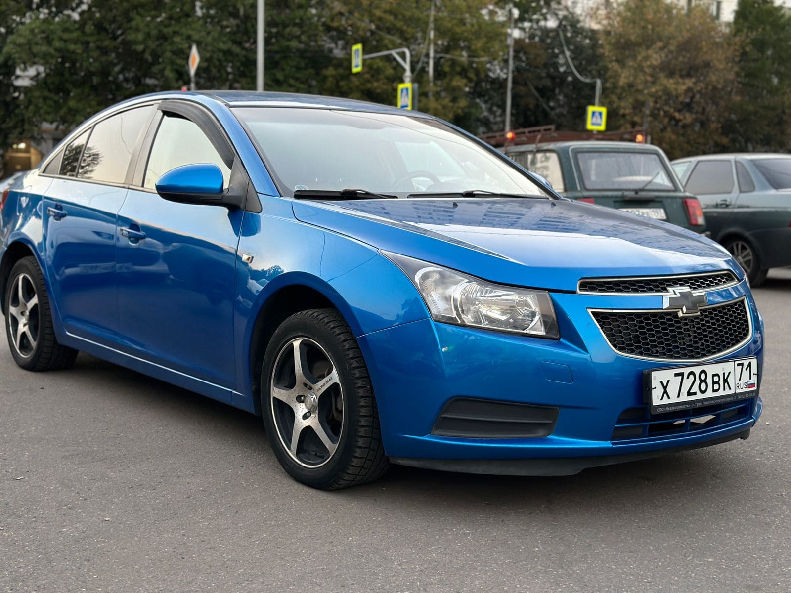 Фотография - Синий легковой автомобиль Chevrolet на улице