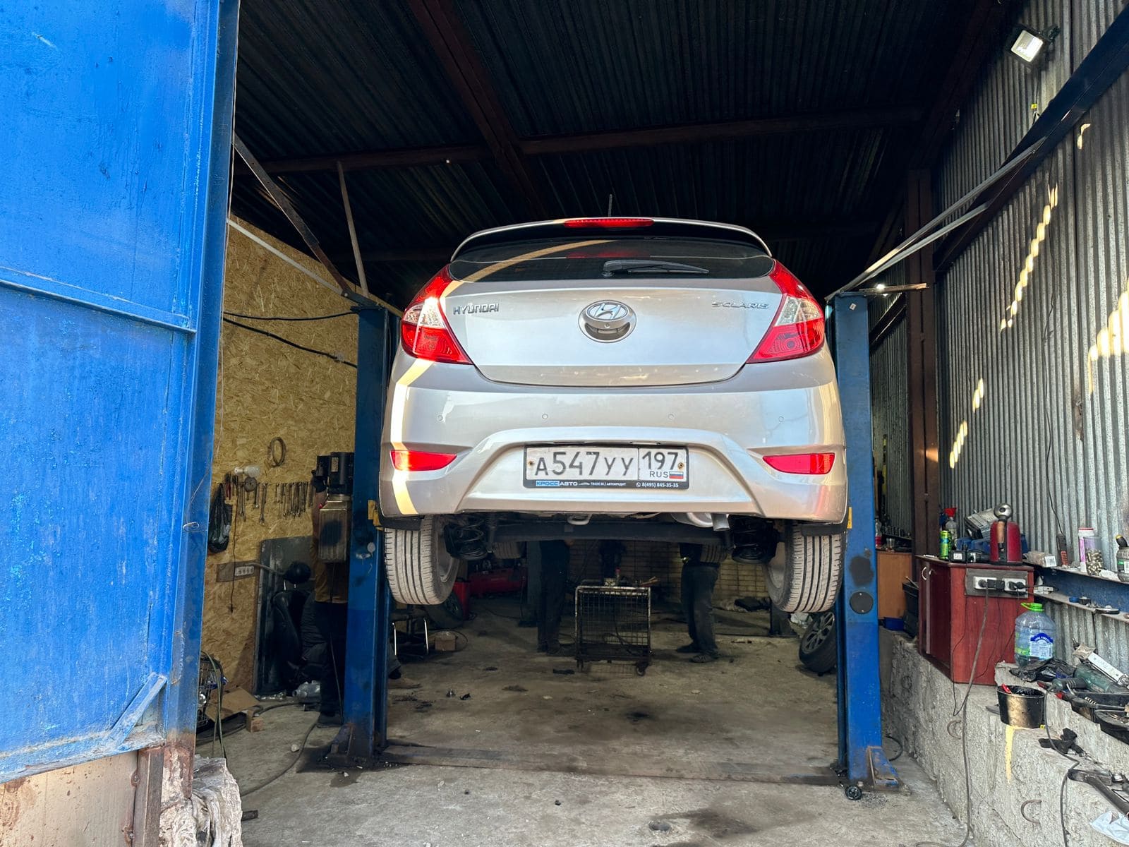 Фотография - Автомобиль на подъемнике в автосервисе