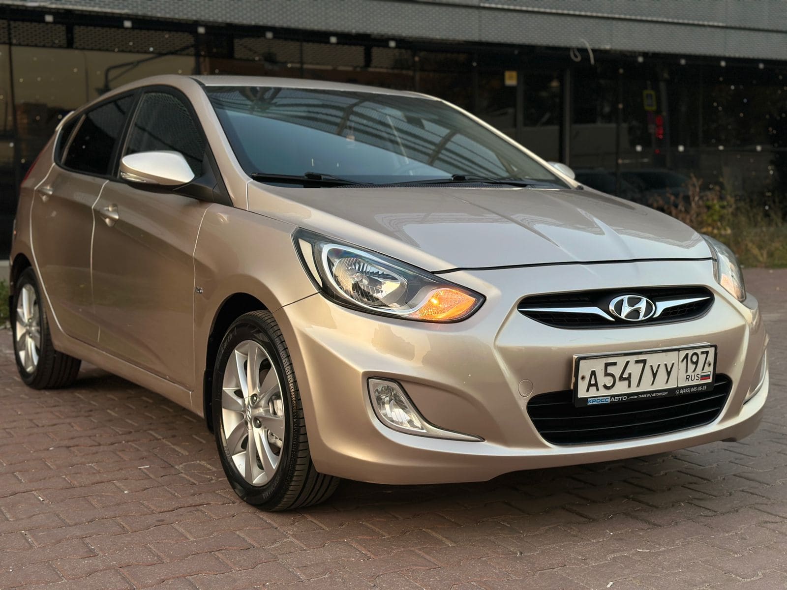 Фотография - Легковой автомобиль Hyundai на улице