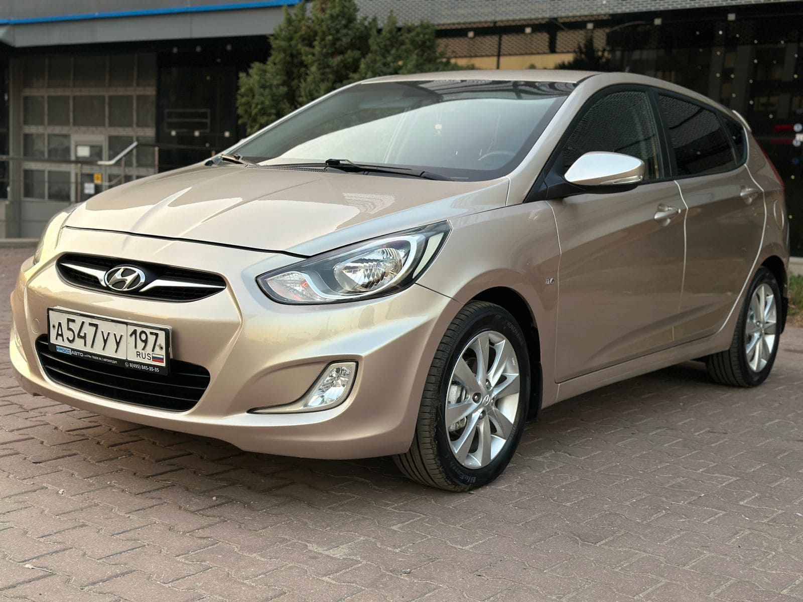 Фотография - Легковой автомобиль марки Hyundai на улице