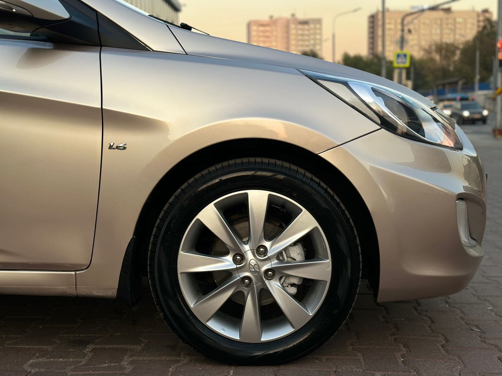Фотография - Левая передняя часть автомобиля с колесом и логотипом Nissan