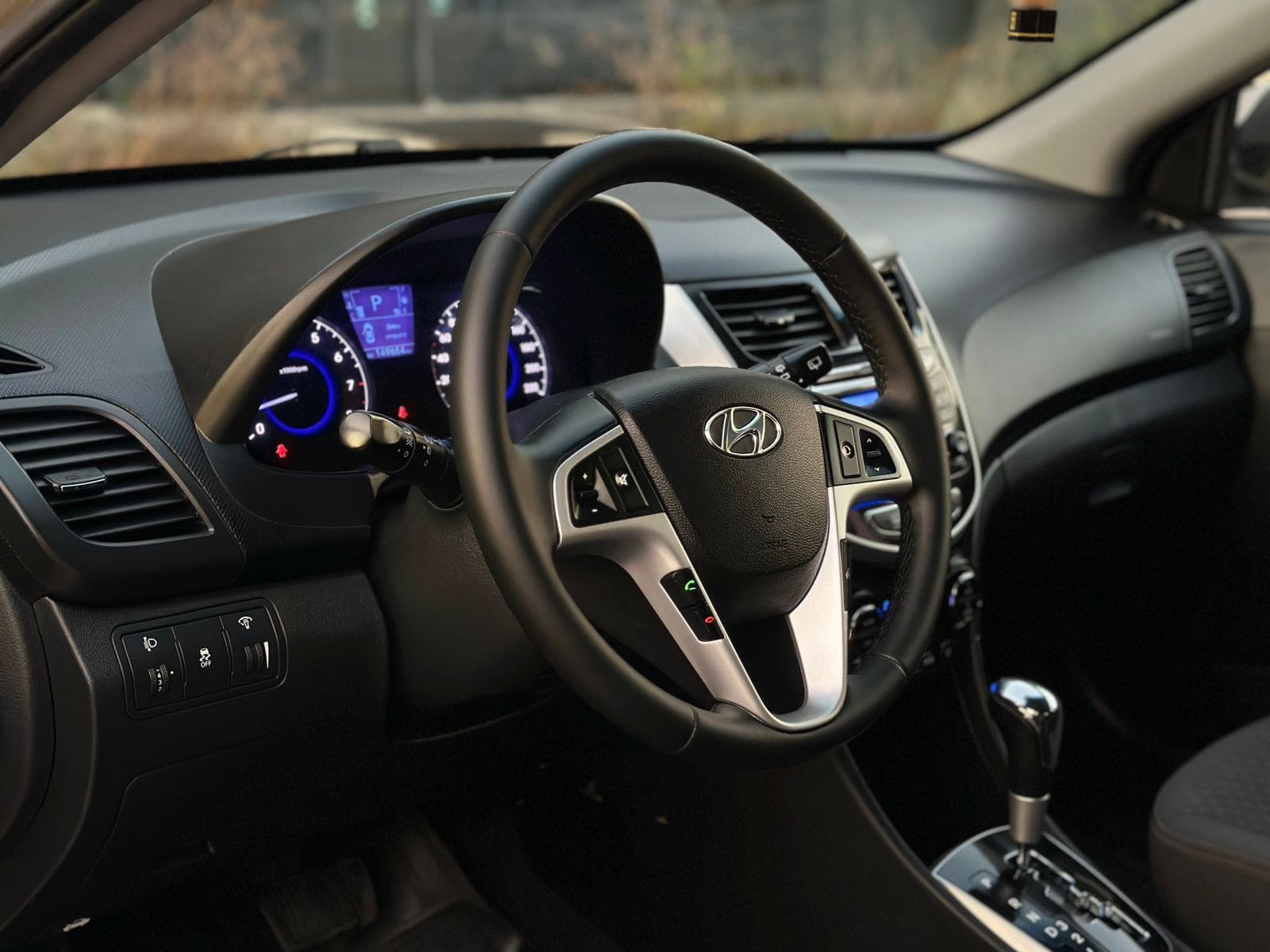 Фотография - Интерьер автомобиля Hyundai с рулем и приборной панелью