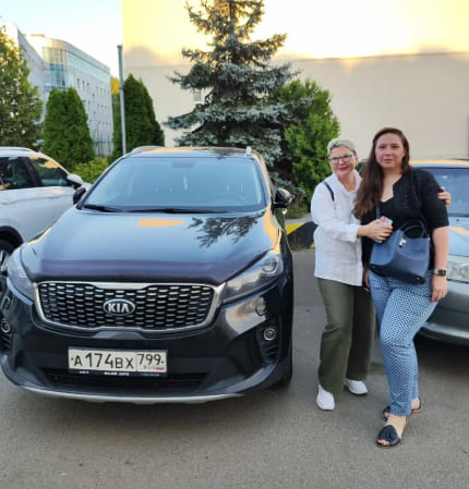 Фотография - Две женщины и автомобиль KIA