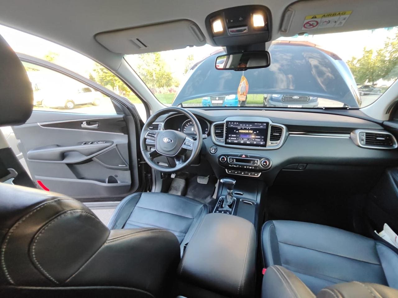 Фотография - Интерьер автомобиля Kia с центральной консолью и салоном
