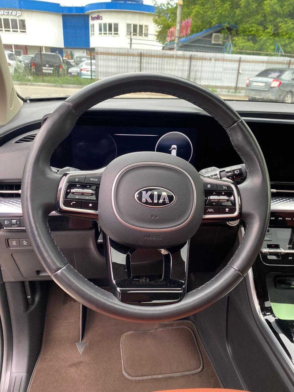 Интерьер автомобиля - Рулевое колесо Kia с приборной панелью.