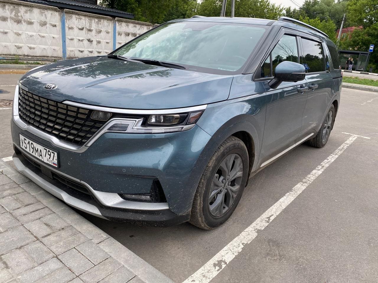 Фотография - Синий минивэн марки Mitsubishi на парковке