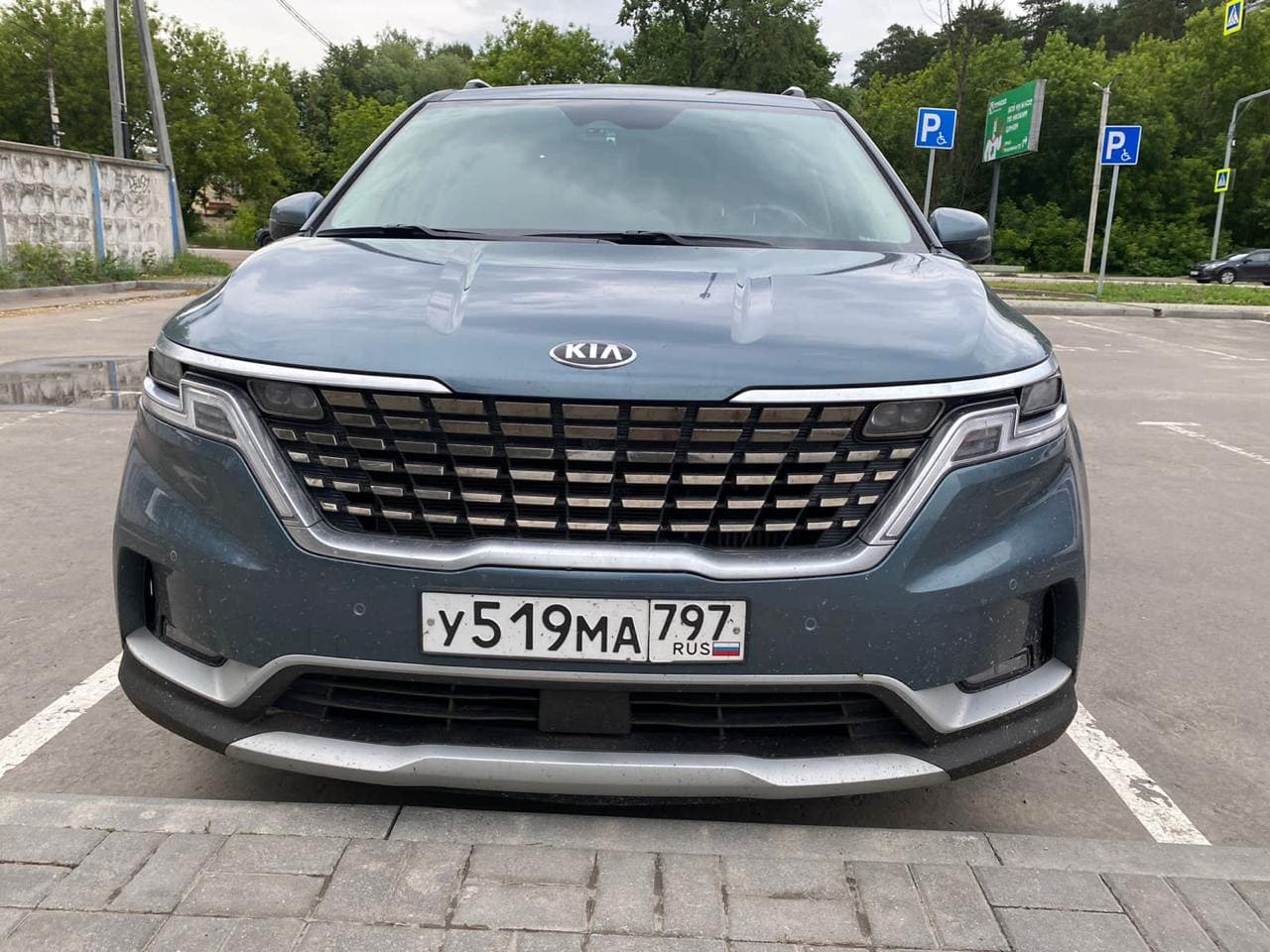 Фотография - Передняя часть автомобиля KIA на парковке