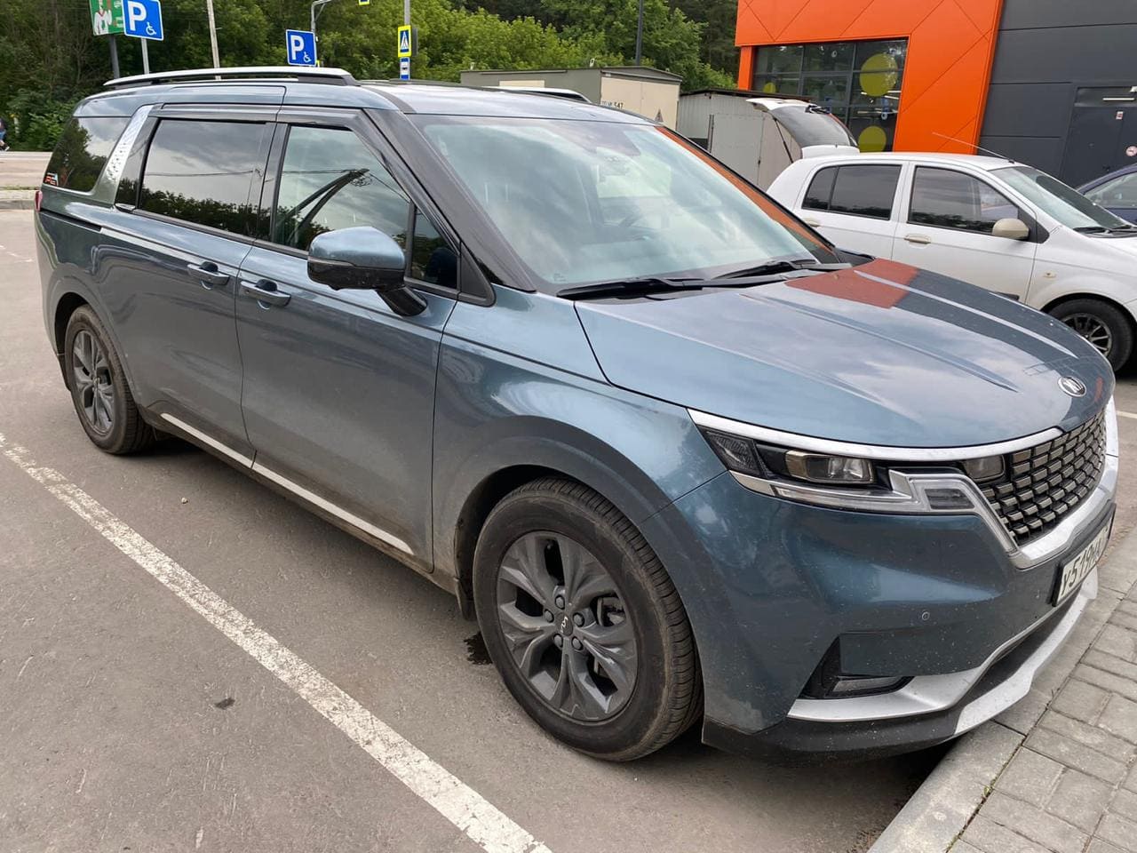 Фотография - Синий автомобиль на парковке